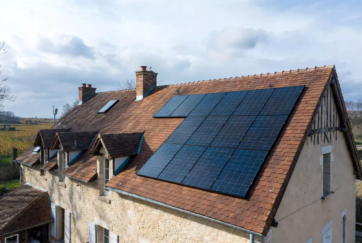 Équipe UpSolaire avant nettoyage maison en ardoise