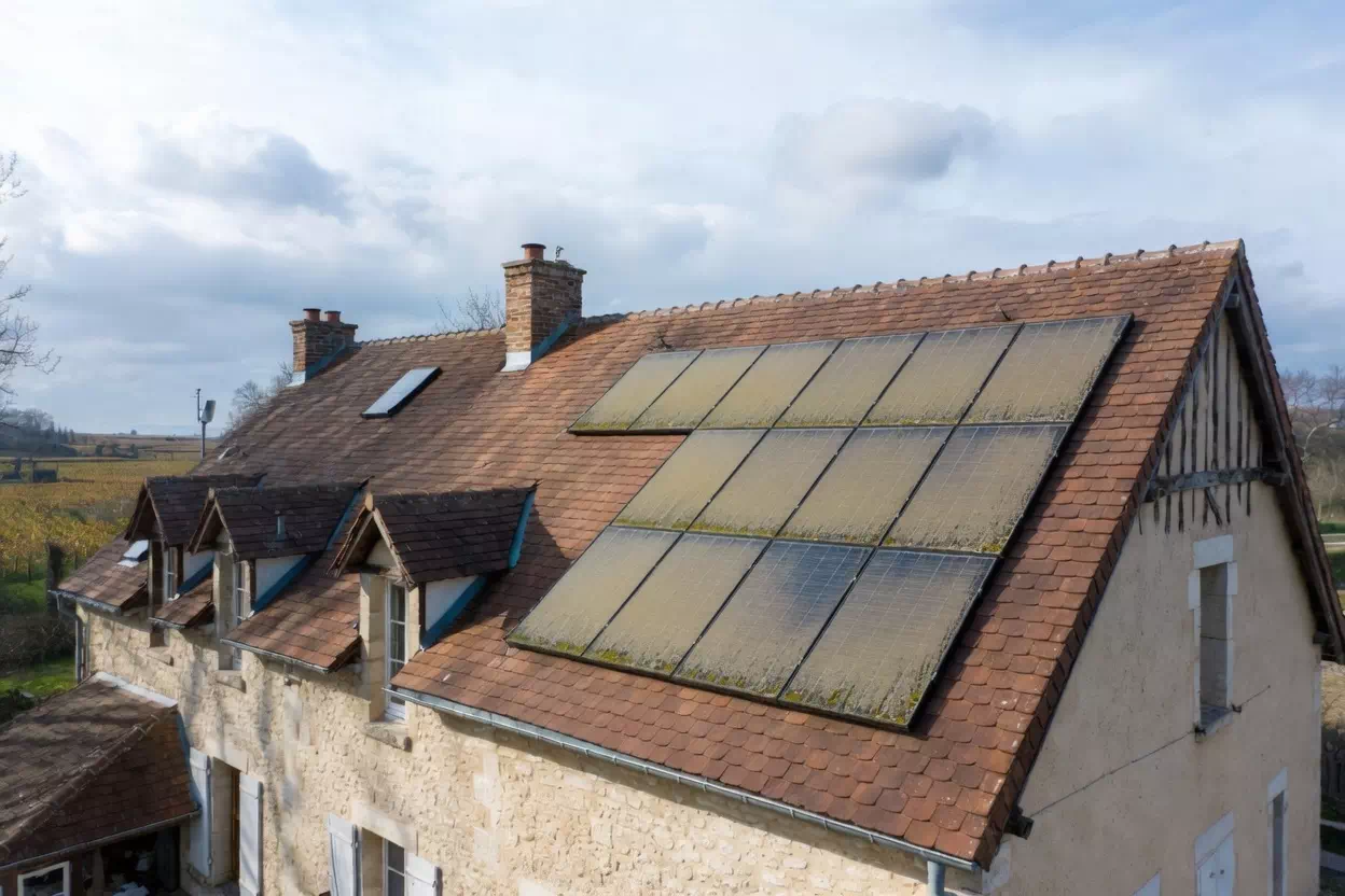 Équipe UpSolaire après nettoyage maison en ardoise