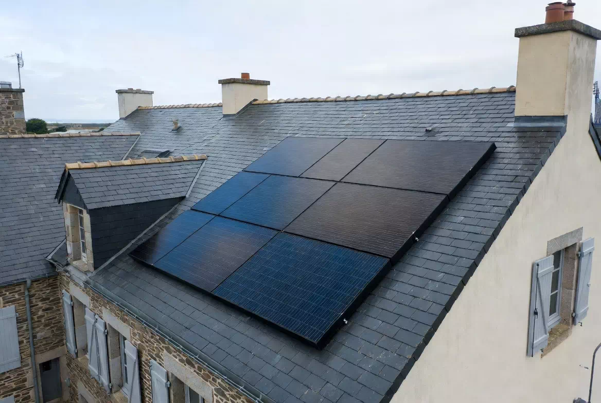 maison ardoise Ouest Atlantique après nettoyage panneaux solaires