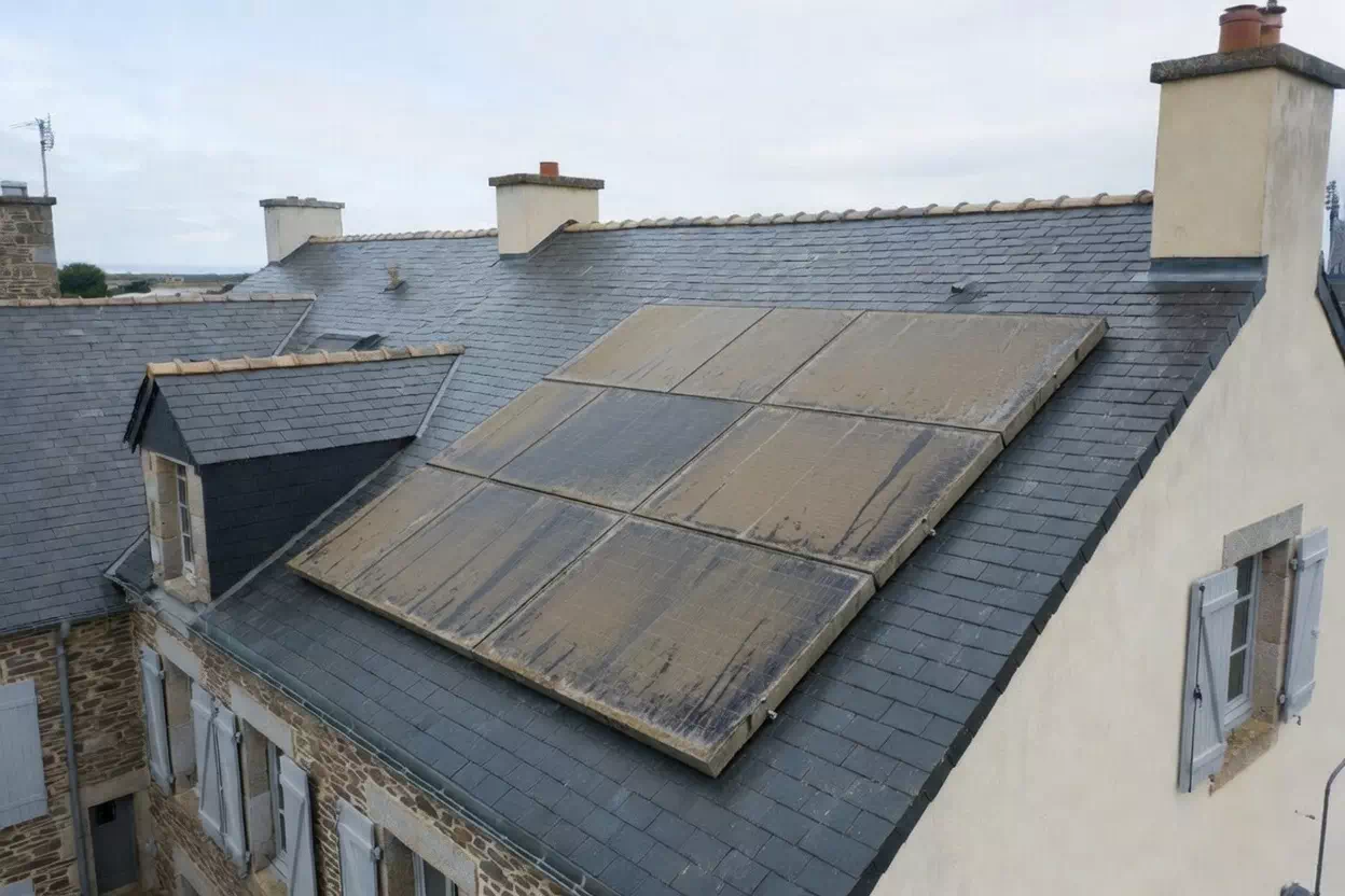 maison ardoise Ouest Atlantique avant nettoyage panneaux solaires