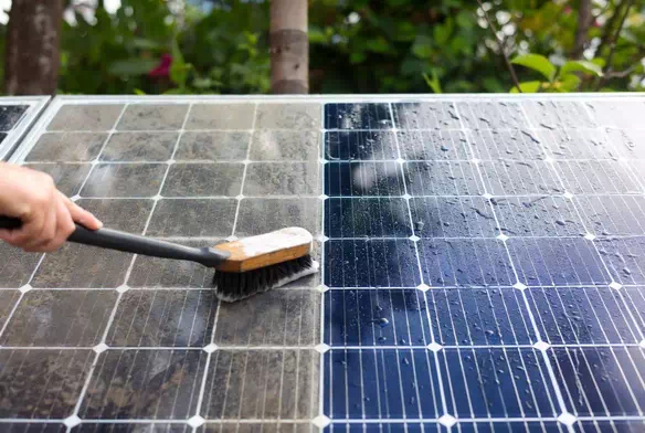 Avant après nettoyage panneaux solaires à la brosse professionnelle