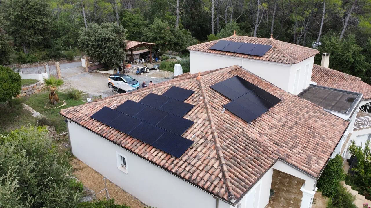 Villa à Évry avec panneaux solaires après nettoyage UpSolaire