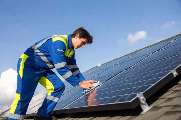 photo technicien upsolaire nettoyant un panneau solaire à Aix-en-Provence