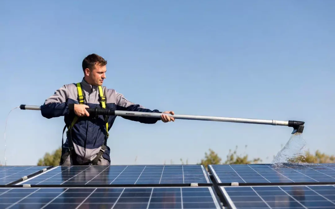 Le nettoyage des panneaux solaires : à qui ça s’adresse, est-on obligé de le faire et quels sont les vrais avantages ?