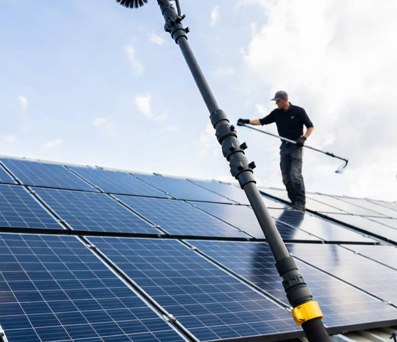 Nettoyage panneaux solaires sans monter sur le toit : méthodes, kits et guide complet 2026